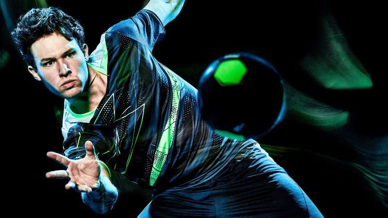 Un joueur de handball concentré sur son objectif