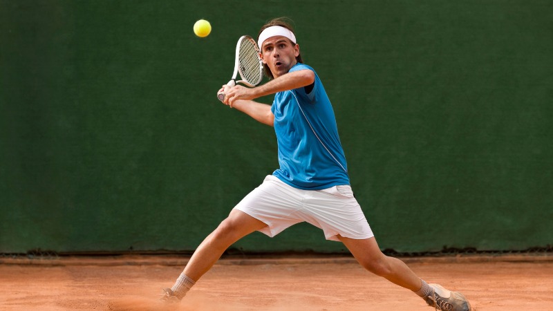 Un joueur de tennis professionnel concentré sur son match