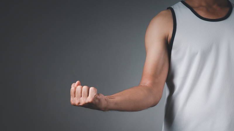 Un joueur de tennis qui fait de la relaxation musculaire progressive