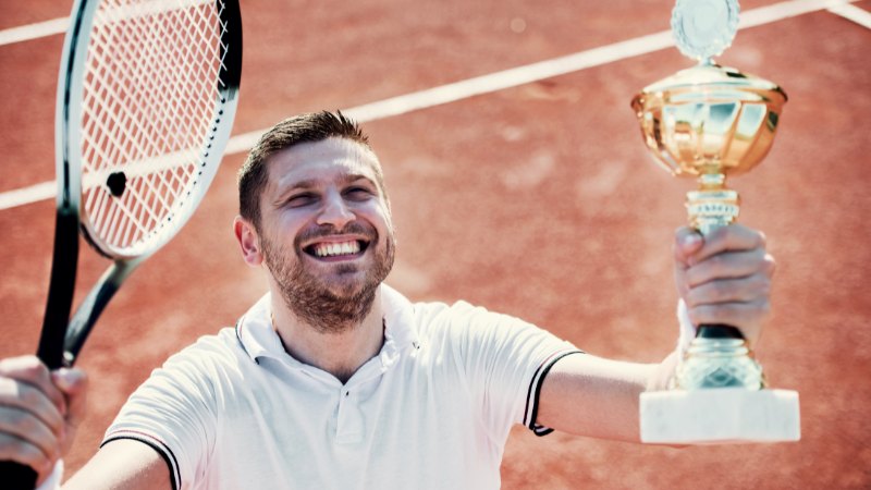 Un joueur de tennis qui vient de réaliser son rêve de devenis champion