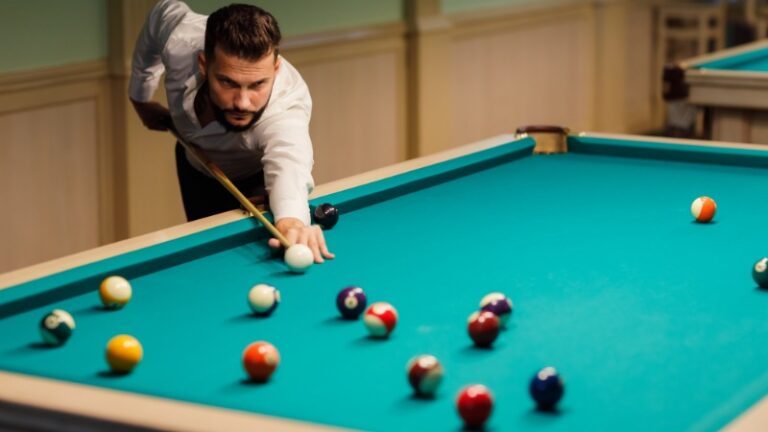 Un joueur professionnel concentré grâce à une bonne préparation mentale au billard