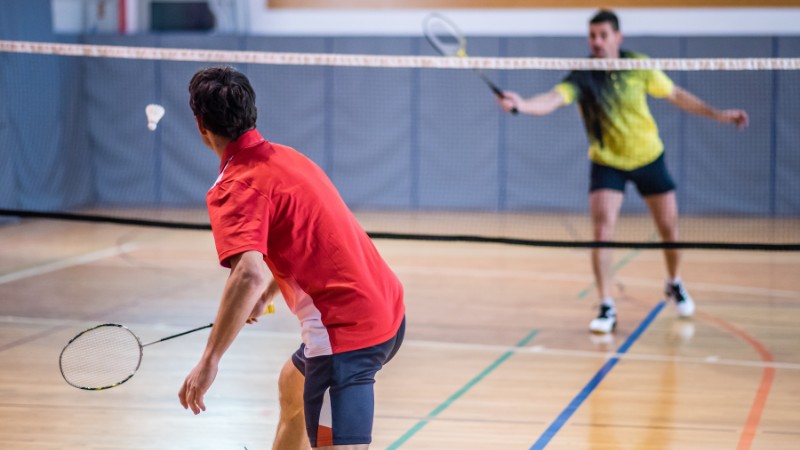 Un joueur qui a confiance en lui grâce à une bonne préparation mentale badminton