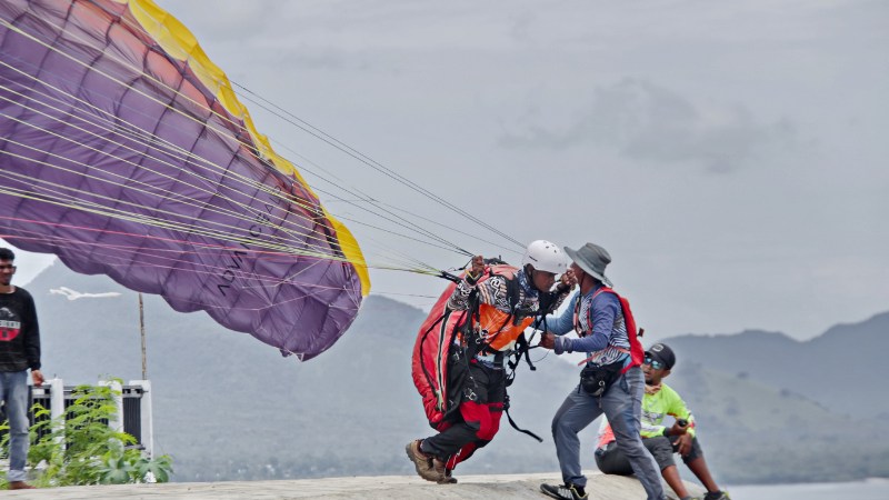 Un parapentiste qui doit décoller dans des conditions météorologiques difficiles