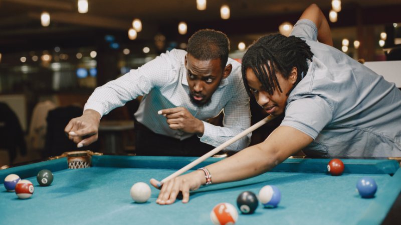 Un préparateur mental en train de prévoir tous les scénaros possibles avec son joueur