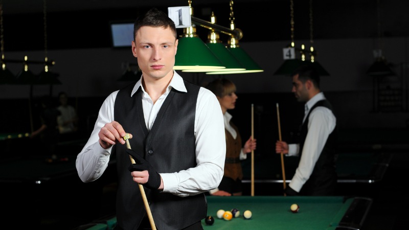 Un spécialiste de billard qui a une routine pour gérer le stress