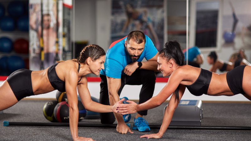 Un spécialiste de la préparation mentale en CrossFit avec 2 sportives
