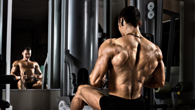 Un spécialiste en musculation qui s'est fixé des objectifs SMART