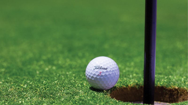 Une balle de golf qui a failli rentrer dans le trou