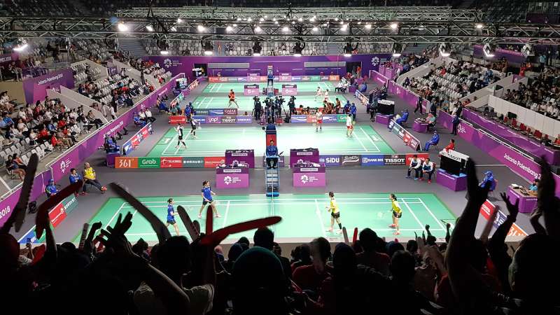 Une compétition officielle de badminton où les joueurs ressentent beaucoup de pression