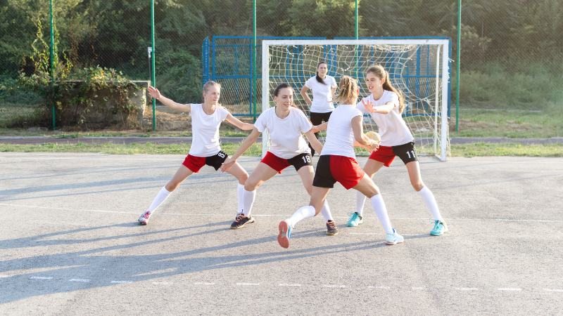 Une équipe de handball féminine qui apprend à gérer le stress à l'entraînement
