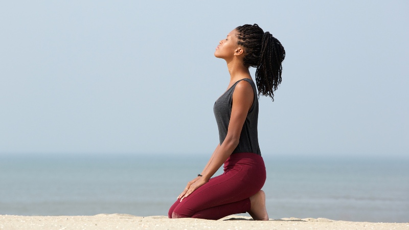 Une femme qui pratique la méditation pour réussir à lâcher prise