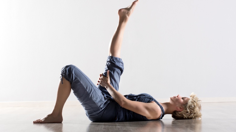 Une femme qui pratique la relaxation musculaire progressive de Jacobson