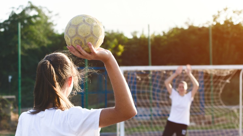 Une gardienne du but de handball qui travaille sa confiance en soi