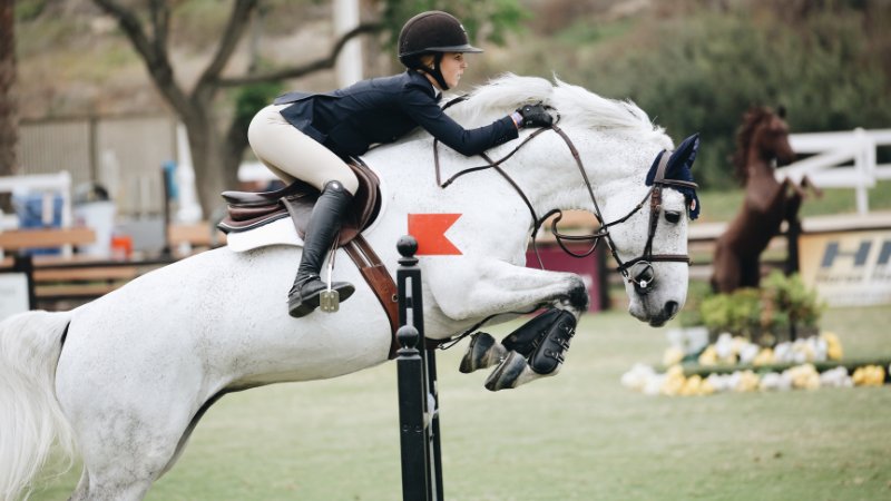 Une jeune cavalière qui n'a pas peur du regard des autres