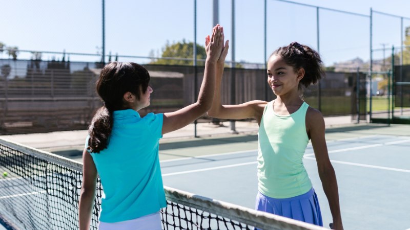 Une jeune joueuse de tennis qui vient de gagner son match