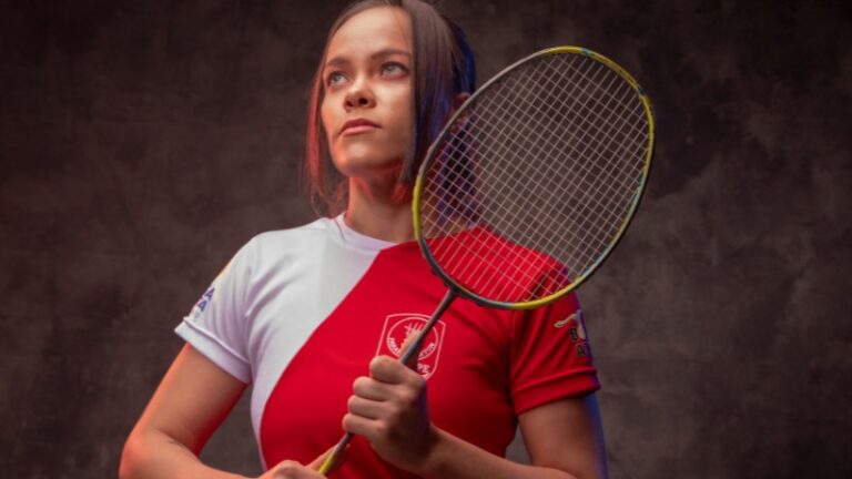 Une joueuse de badminton qui fait de la méditation