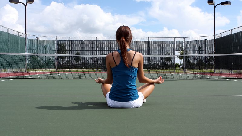 Une joueuse de tennis professionnelle qui fait de la médication sur le terrain
