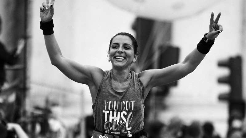 Une spécialiste de running heureuse d'avoir gagné sa course