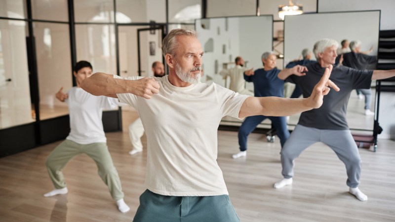 Des personnes qui font de la méditation en guise de préparation mentale en tir à l'arc