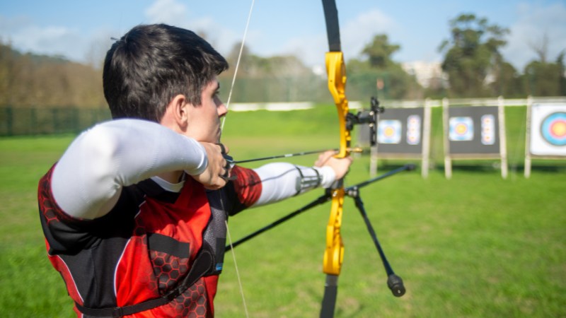Un archer professionnel concentré sur son objectif