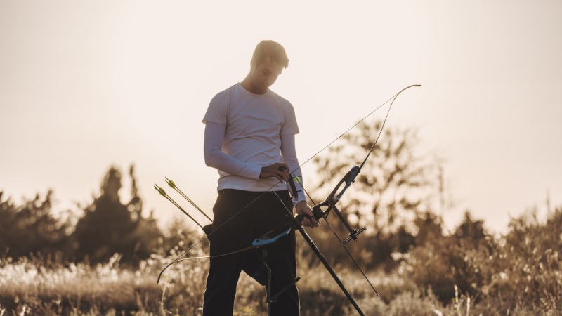 Un archer qui essaye de se recentrer avant un tir