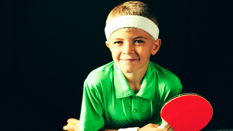 Un jeune joueur de tennis de table heureux et motivé pour atteindre ses objectifs