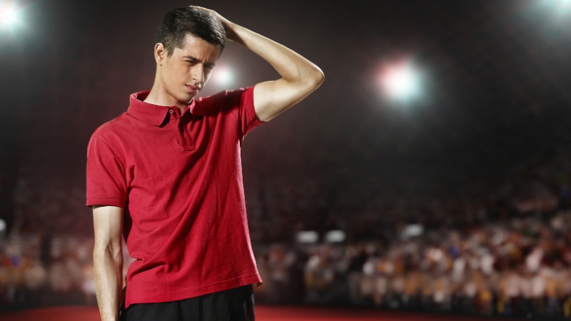 Un joueur de tennis de table qui vient de perdre un point à cause d'un manque de concentration