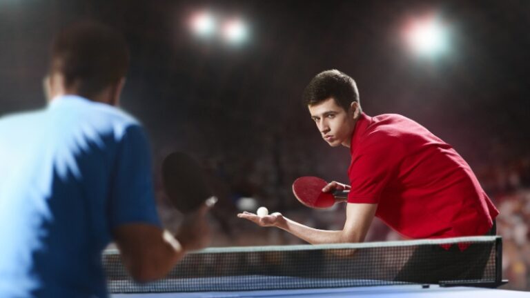 Un joueur de tennis de table très concentré au service