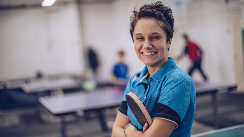 Une coach en dépolarisation dans un club de tennis de table