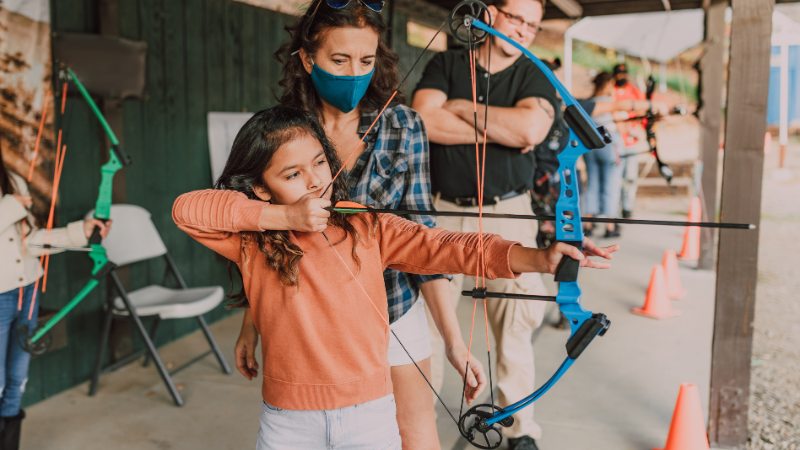 Une jeune archer qui apprend à gérer son stress en tir à l'arc