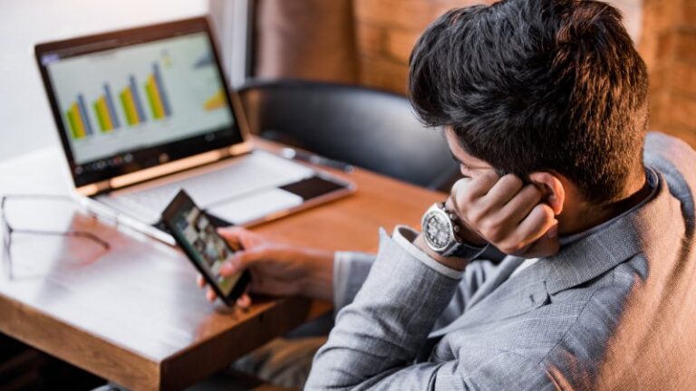 Syndrome de l’imposteur et procrastination qui touchent un homme au travail