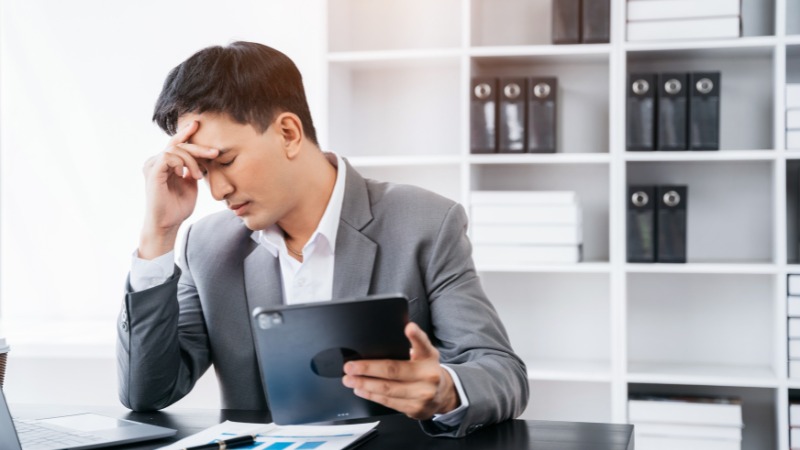 Un homme proche du burn-out car il travaille trop