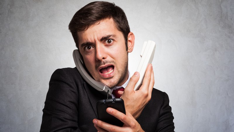 Un homme stressé et anxieux au travail à cause du syndrôme de l'imposteur
