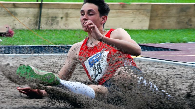Un spécialiste en saut en longueur qui a confiance en lui