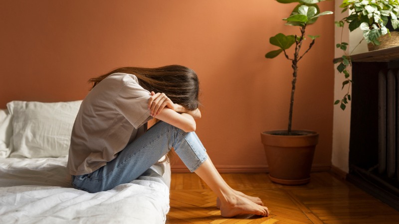 Une femme avec le syndrôme de l'imposteur qui a une mauvaise estime d'elle-même
