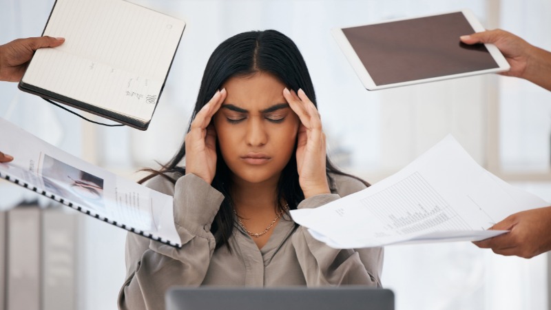 Une femme en burn-out à cause du syndrôme de l'imposteur