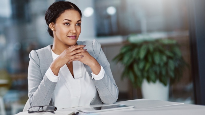 Une femme qui a confiance en elle au travail