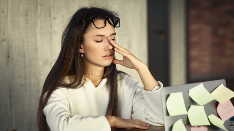 Une femme qui a le syndrome de l'imposteur au travail