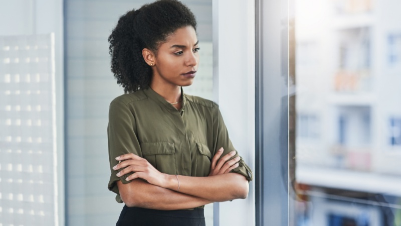 Une femme qui se demande syndrome de l’imposteur comment s’en sortir