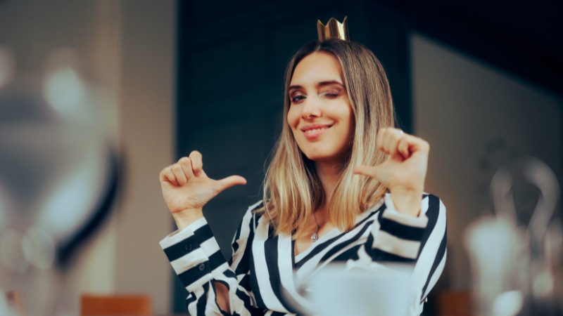 Une femme sans syndrôme de l'imposteur qui accepte tous les traits de caractère