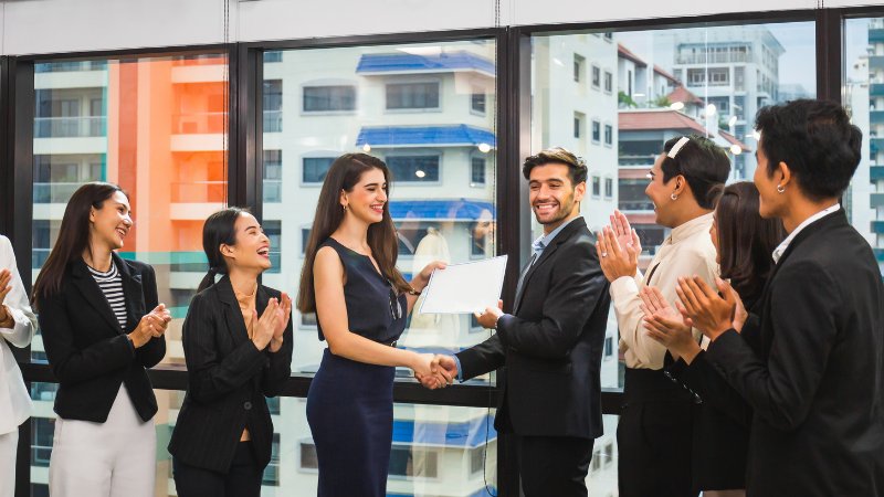 Un homme qui vient de recevoir son certificat de coach mental