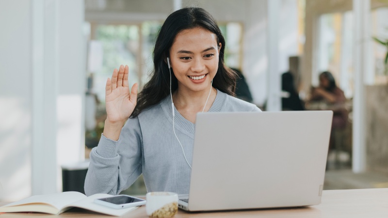 Une jeune femme qui suit une formation à distance en coaching mental