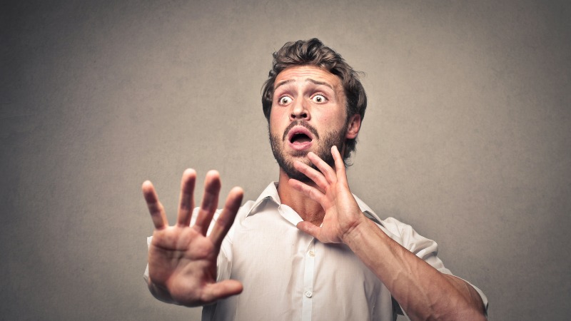 Un homme stressé à cause d'un mental conditionné par la société