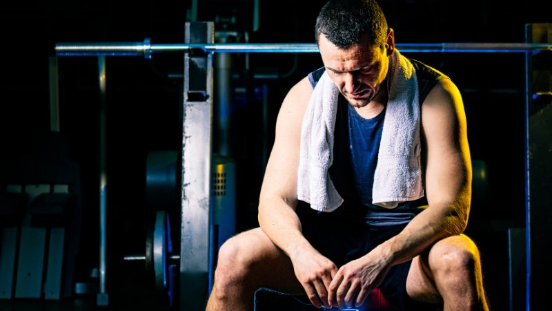 Un sportif fatigué qui se demande comment se reposer mentalement