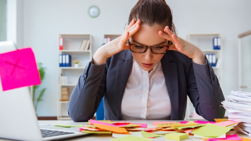 Une femme stressée en entreprise