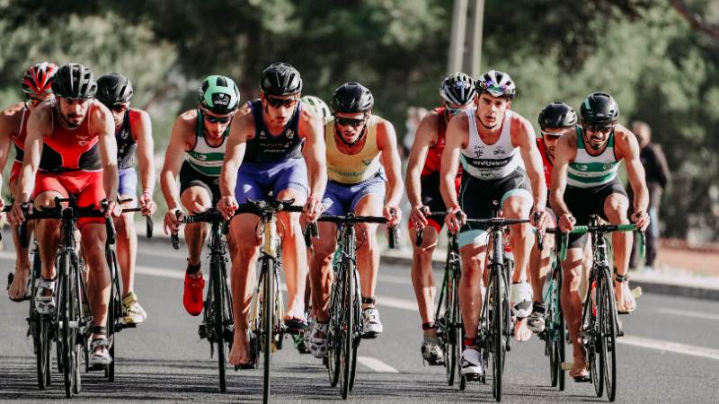 Des cyclistes qui essayent de combattre la douleur par le mental