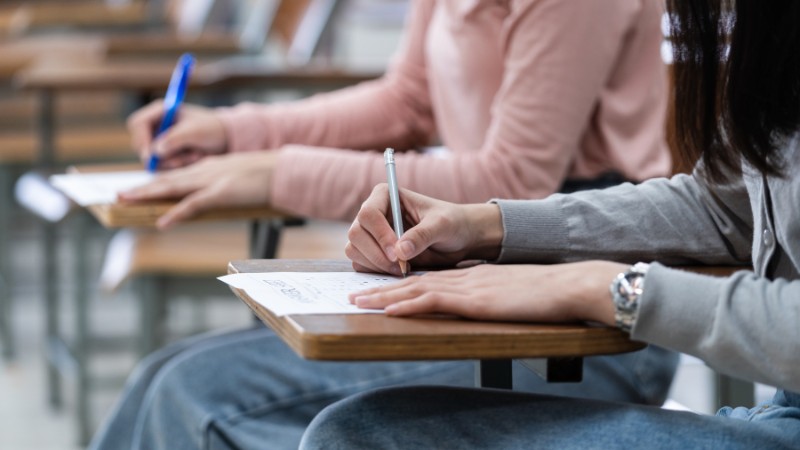 Des futurs coachs qui passent un examen écrit