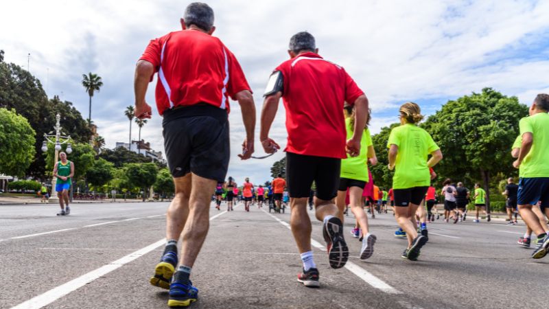 Des seniors qui combattent la douleur par le mental pendant un marathon