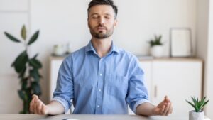 Un homme avec un mental calme au travail