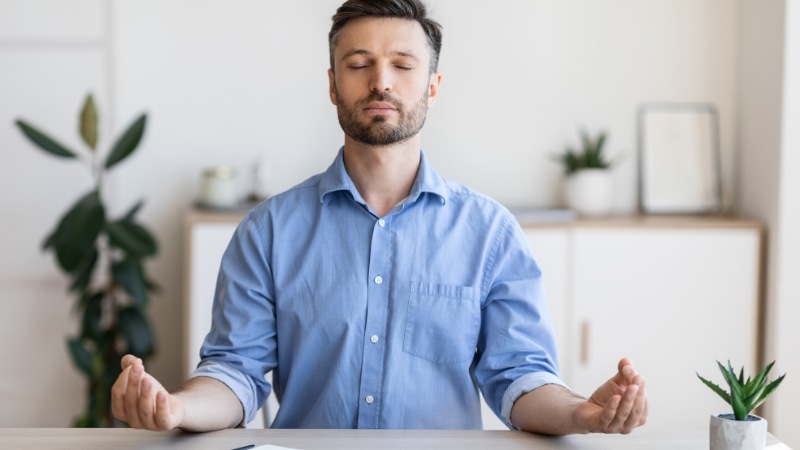 Un homme avec un mental calme au travail